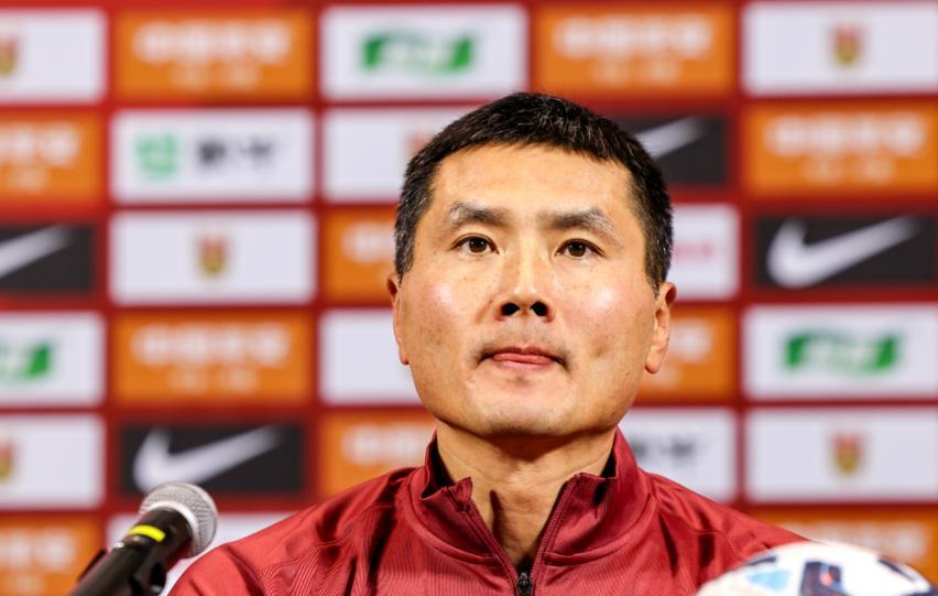 记者：费内巴切仍在和曼城谈阿克转会费，预计700万+150万镑